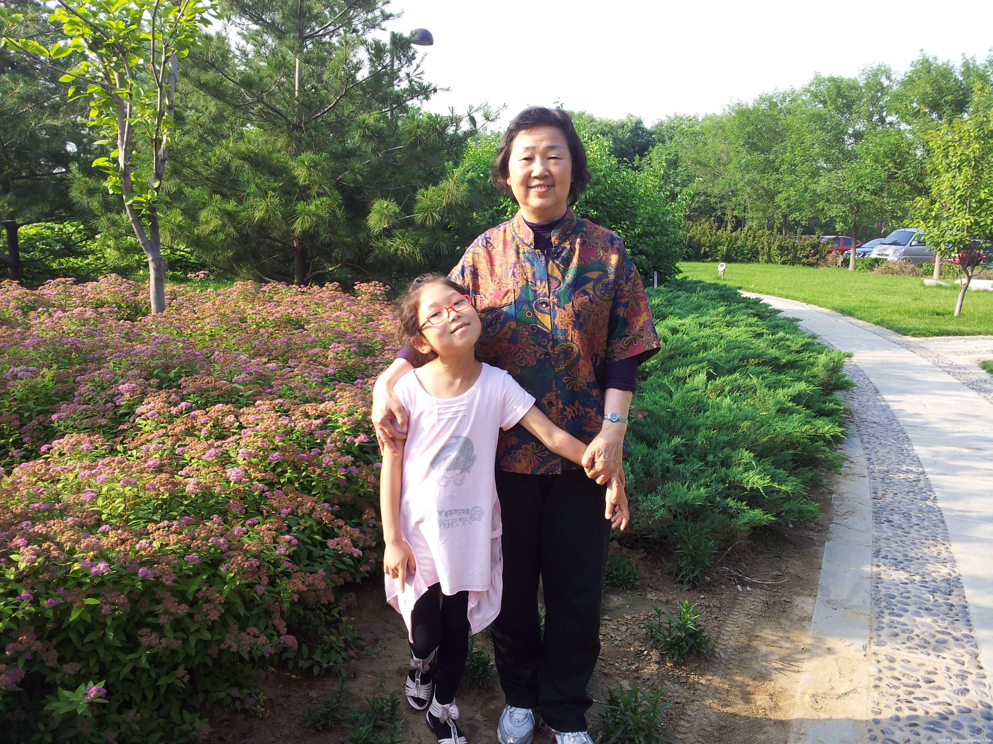 2013年6月妈妈和女儿在公园